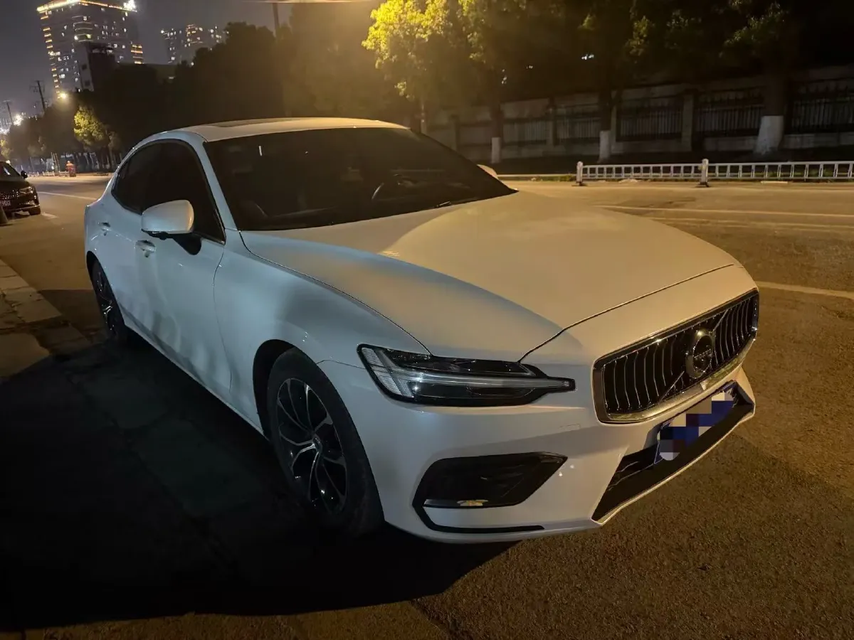 2022 Volvo S60 2.0T 197HP L4 8AT,autocango,china used car exporter,china ev exporter,chinese used car exporter,chinese used ev exporter