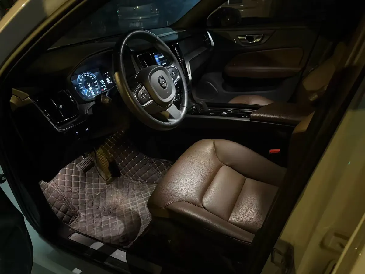 2022 Volvo S60 2.0T 197HP L4 8AT,autocango,china used car exporter,china ev exporter,chinese used car exporter,chinese used ev exporter