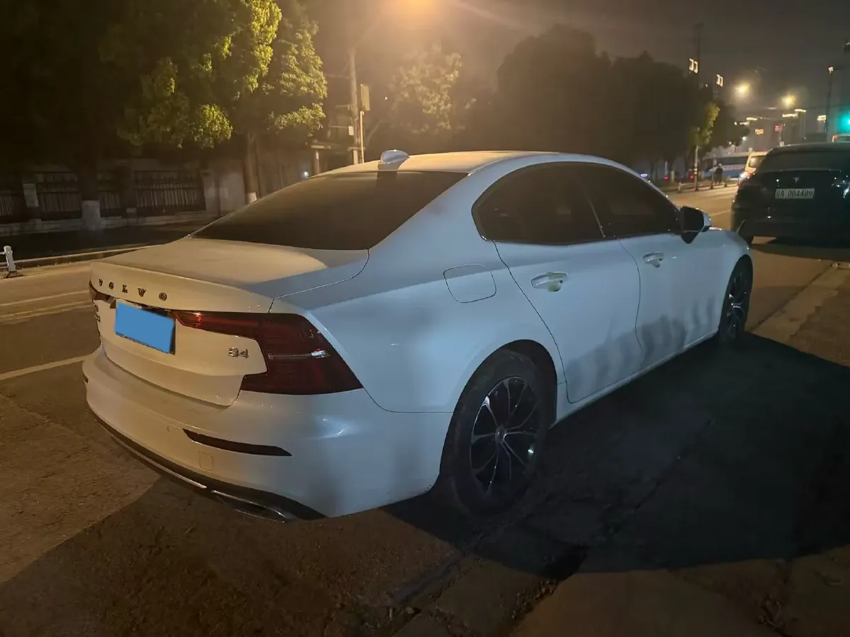 2022 Volvo S60 2.0T 197HP L4 8AT,autocango,china used car exporter,china ev exporter,chinese used car exporter,chinese used ev exporter
