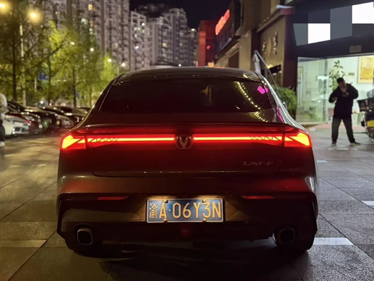 2022 ChangAn UNI-V 1.5T 188HP L4 7DCT,autocango,china used car exporter,china ev exporter,chinese used car exporter,chinese used ev exporter