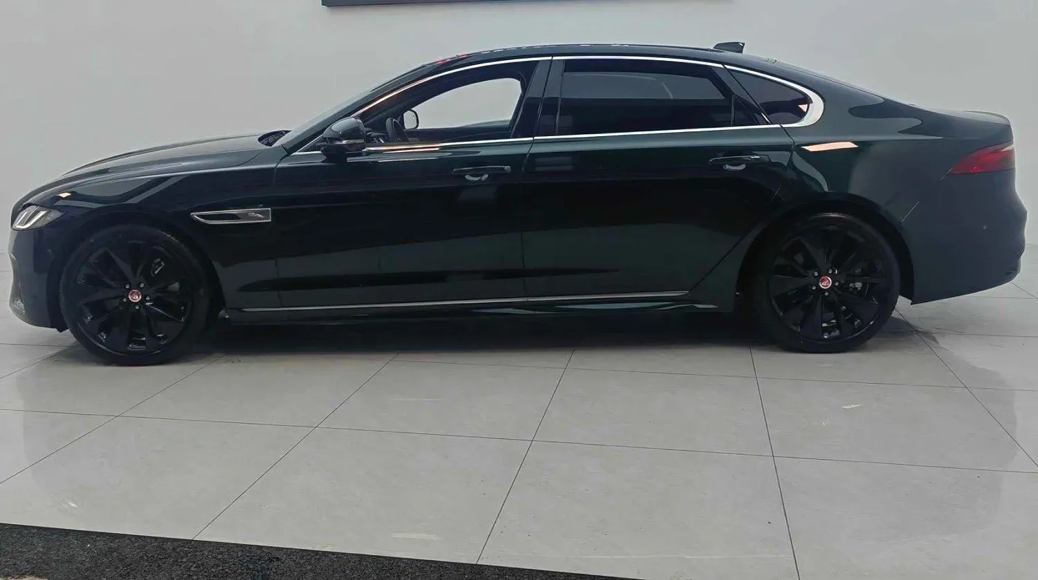 2022 Jaguar XFL 2.0T 300HP L4 8AT,autocango,china used car exporter,china ev exporter,chinese used car exporter,chinese used ev exporter