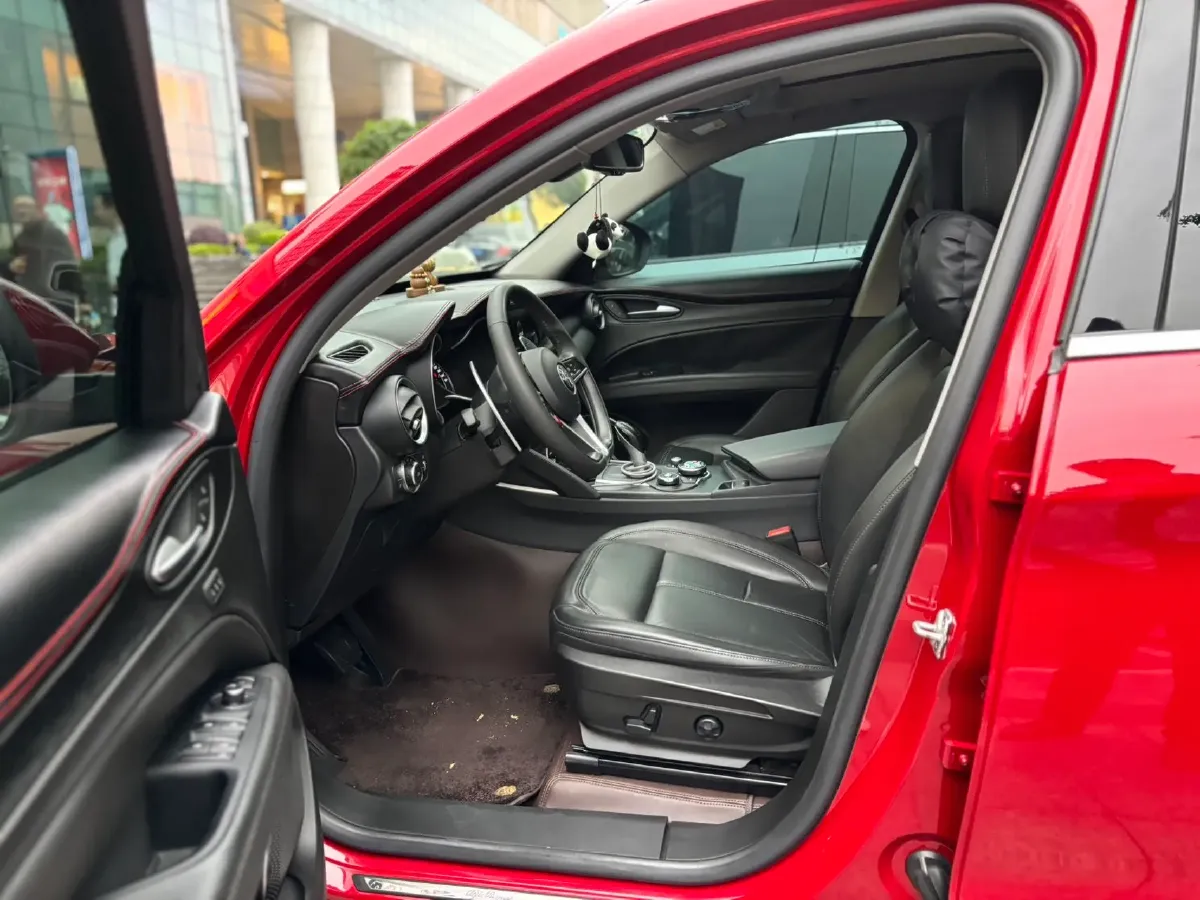 2017 Alfa Romeo Stelvio 2.0T 280HP L4 8AT,autocango,china used car exporter,china ev exporter,chinese used car exporter,chinese used ev exporter