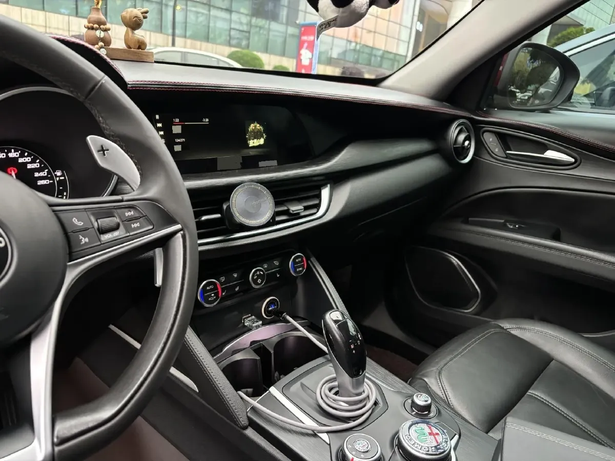 2017 Alfa Romeo Stelvio 2.0T 280HP L4 8AT,autocango,china used car exporter,china ev exporter,chinese used car exporter,chinese used ev exporter