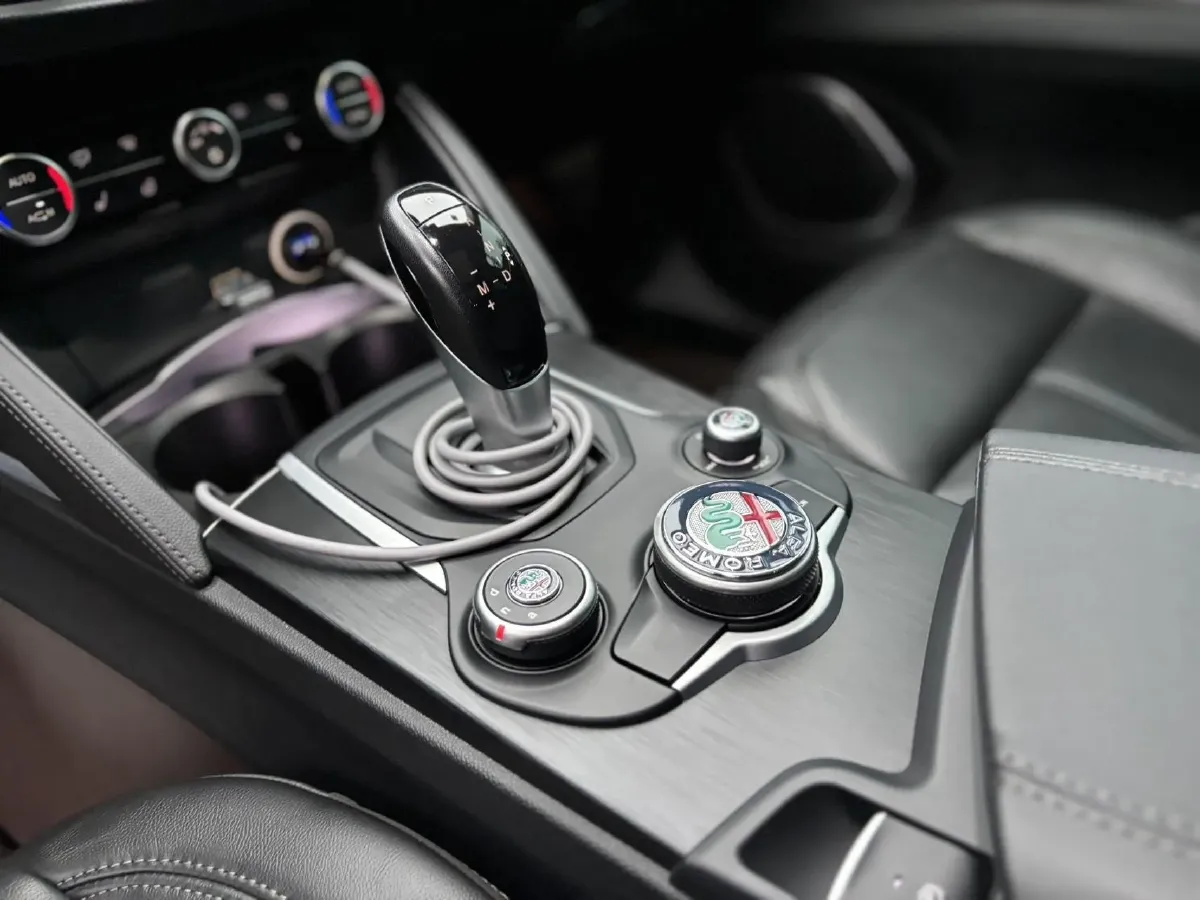 2017 Alfa Romeo Stelvio 2.0T 280HP L4 8AT,autocango,china used car exporter,china ev exporter,chinese used car exporter,chinese used ev exporter