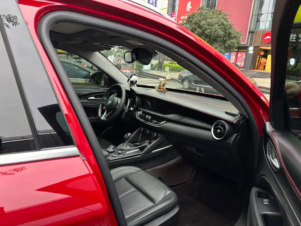 2017 Alfa Romeo Stelvio 2.0T 280HP L4 8AT,autocango,china used car exporter,china ev exporter,chinese used car exporter,chinese used ev exporter