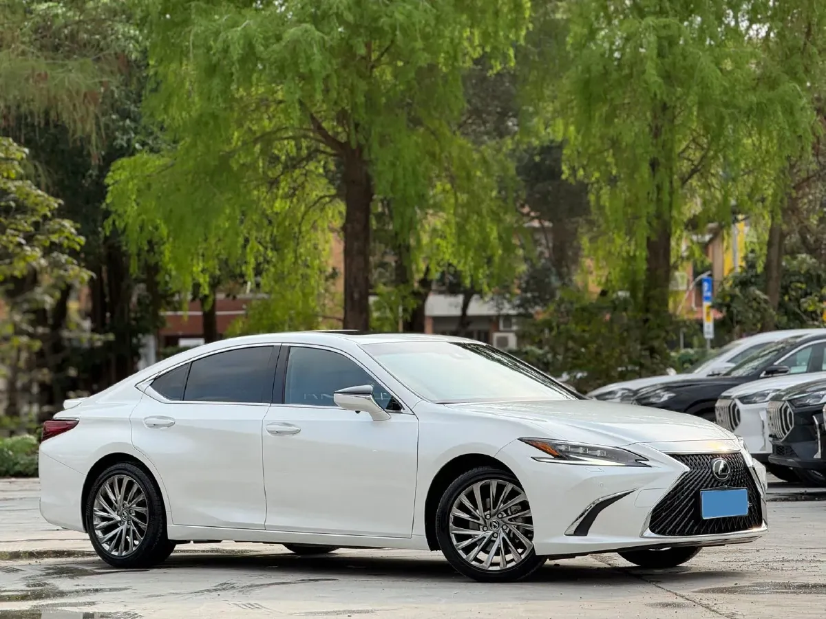 2022 Lexus ES 2.5L 178HP L4 E-CVT Hybrid,autocango,china used car exporter,china ev exporter,chinese used car exporter,chinese used ev exporter