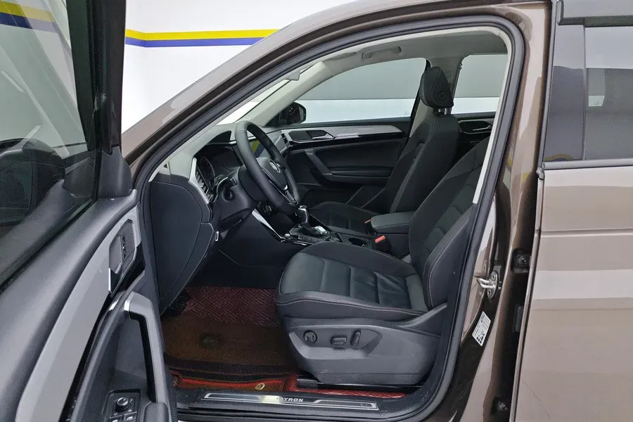 2019 MINI CLUBMAN 1.5T 102HP L3 6AT,autocango,china used car exporter,china ev exporter,chinese used car exporter,chinese used ev exporter