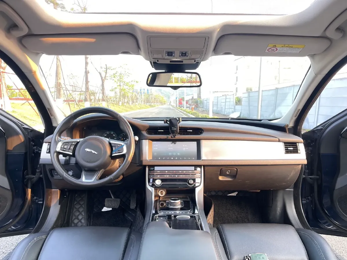 2020 Jaguar XFL 2.0T 200HP L4 8AT,autocango,china used car exporter,china ev exporter,chinese used car exporter,chinese used ev exporter