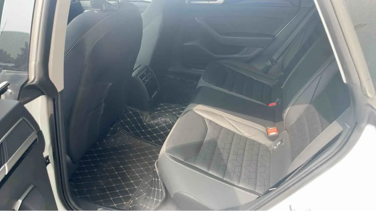 2023 Volkswagen CC 2.0T 220HP L4 7DCT,autocango,china used car exporter,china ev exporter,chinese used car exporter,chinese used ev exporter