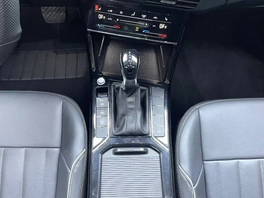 2023 Volkswagen Passat 2.0T 186HP L4 7DCT,autocango,china used car exporter,china ev exporter,chinese used car exporter,chinese used ev exporter