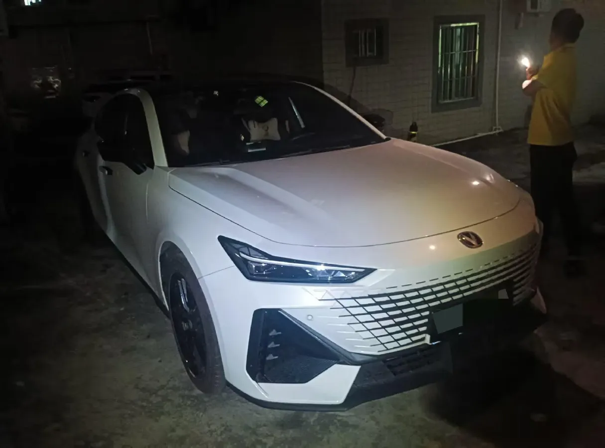 2023 ChangAn UNI-V 1.5T 188HP L4 7DCT,autocango,china used car exporter,china ev exporter,chinese used car exporter,chinese used ev exporter