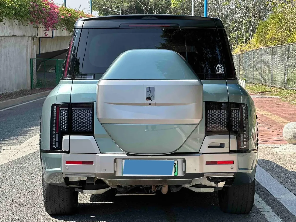 2023 YangWang U8 2.0T 272HP L4 REEV 49.05KWH,autocango,china used car exporter,china ev exporter,chinese used car exporter,chinese used ev exporter