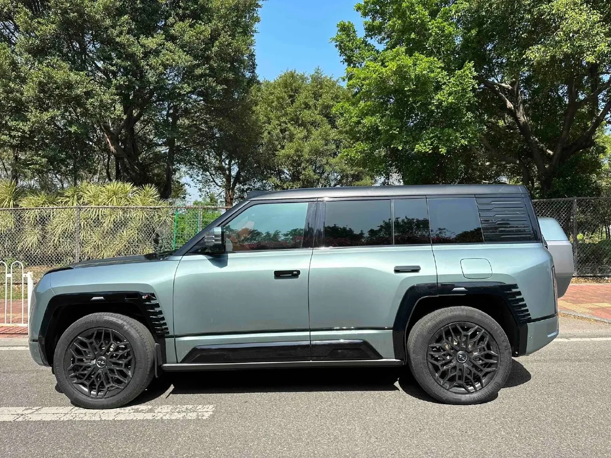 2023 YangWang U8 2.0T 272HP L4 REEV 49.05KWH,autocango,china used car exporter,china ev exporter,chinese used car exporter,chinese used ev exporter