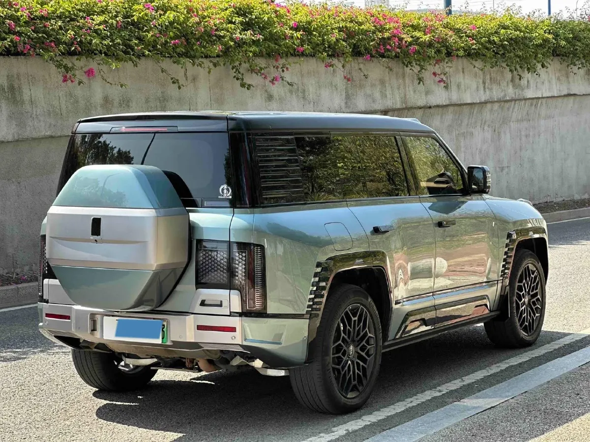 2023 YangWang U8 2.0T 272HP L4 REEV 49.05KWH,autocango,china used car exporter,china ev exporter,chinese used car exporter,chinese used ev exporter