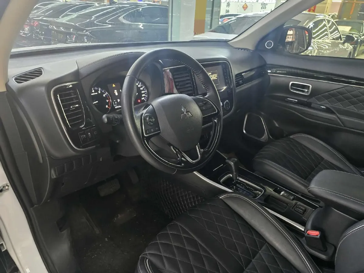 2021 Mitsubishi Outlander 2.0L 166HP L4 CVT,autocango,china used car exporter,china ev exporter,chinese used car exporter,chinese used ev exporter