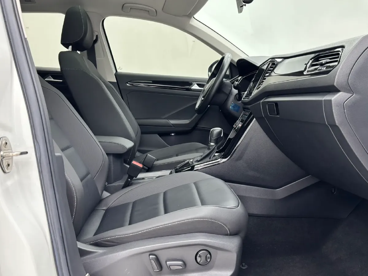 2022 Volkswagen T-Roc 1.4T 150HP L4 7DCT,autocango,china used car exporter,china ev exporter,chinese used car exporter,chinese used ev exporter