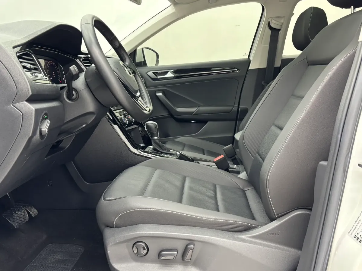 2022 Volkswagen T-Roc 1.4T 150HP L4 7DCT,autocango,china used car exporter,china ev exporter,chinese used car exporter,chinese used ev exporter