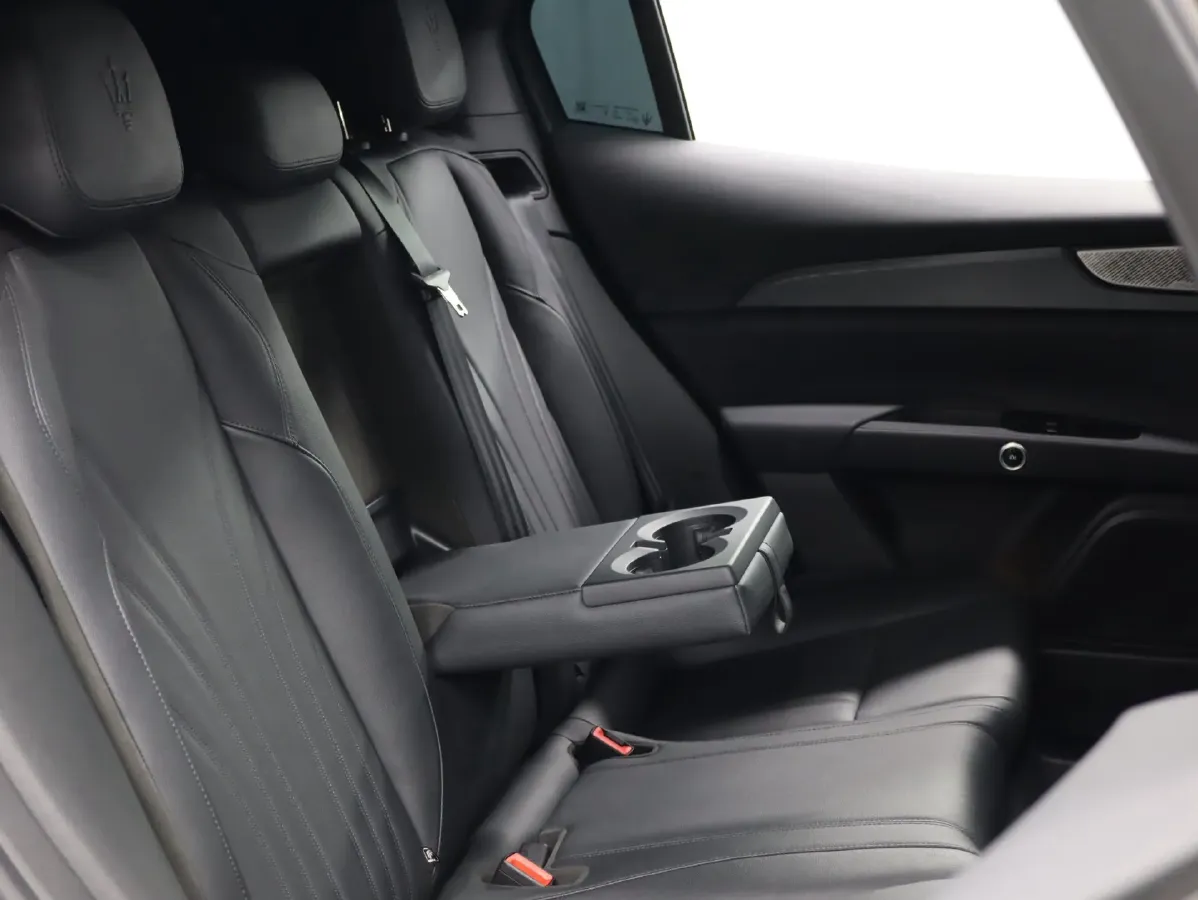 2022 Maserati Levante 2.0T 330HP L4 8AT,autocango,china used car exporter,china ev exporter,chinese used car exporter,chinese used ev exporter