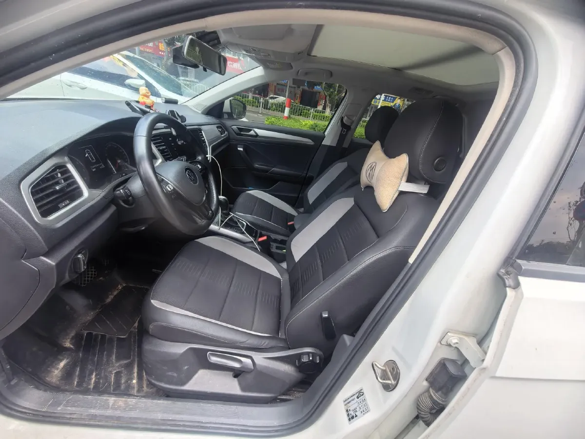 2021 Volkswagen T-Roc 1.4T 150HP L4 7DCT,autocango,china used car exporter,china ev exporter,chinese used car exporter,chinese used ev exporter