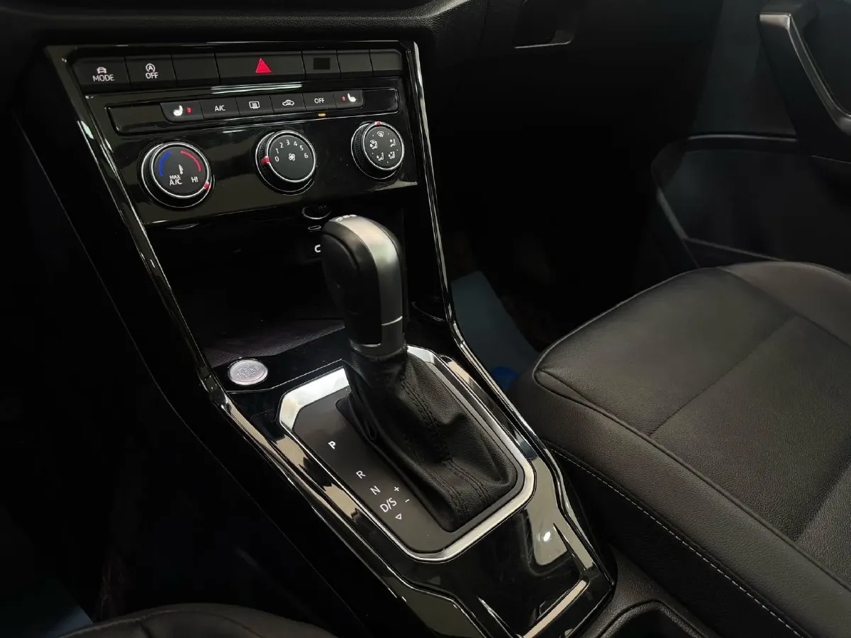 2022 Volkswagen T-Roc 1.4T 150HP L4 7DCT,autocango,china used car exporter,china ev exporter,chinese used car exporter,chinese used ev exporter