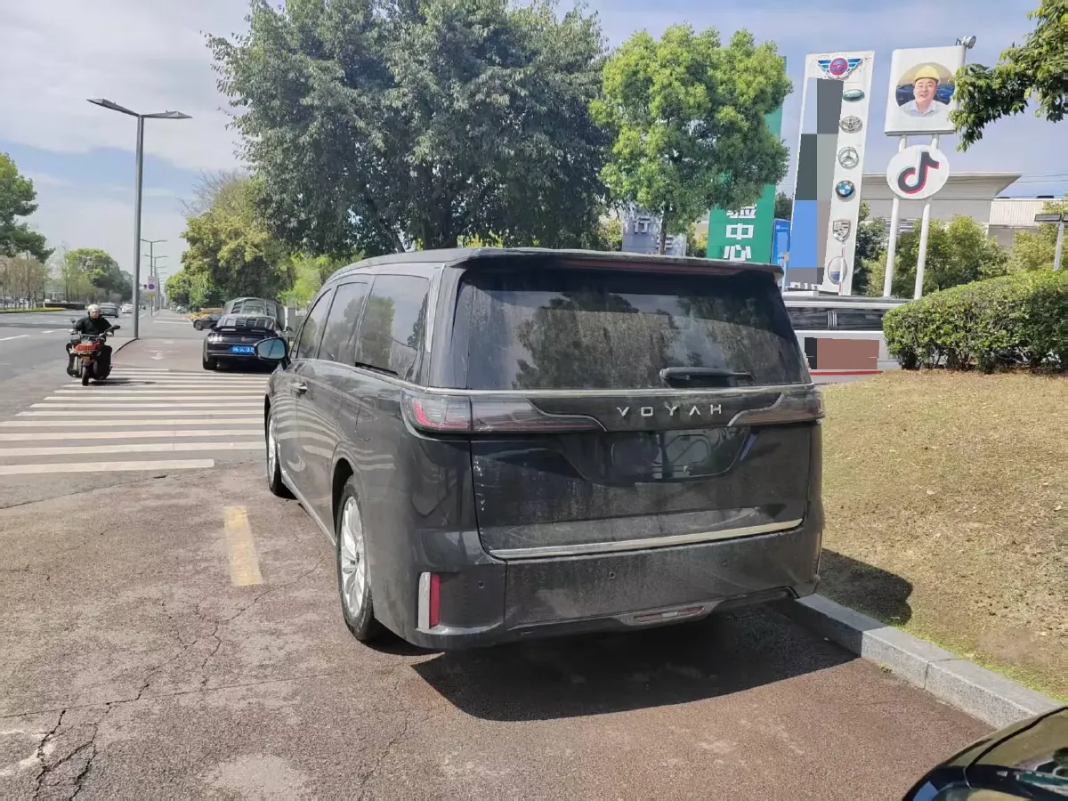 2024 Voyah Dream 1.5T 150HP L4 PHEV 43KWH,autocango,china used car exporter,china ev exporter,chinese used car exporter,chinese used ev exporter