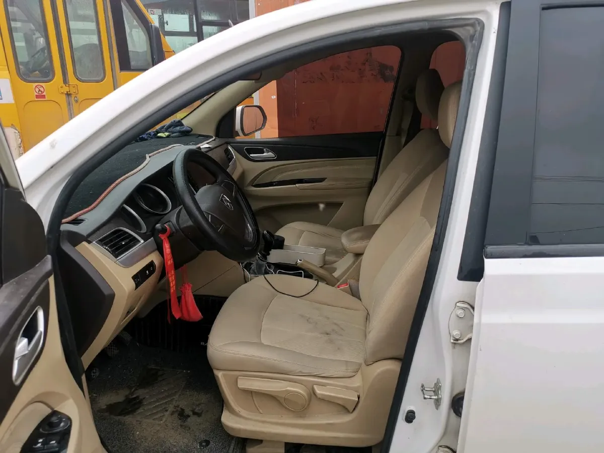 2019 BaoJun 730 1.5L 105HP L4 6MT,autocango,china used car exporter,china ev exporter,chinese used car exporter,chinese used ev exporter