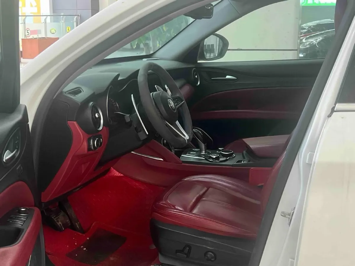 2017 Alfa Romeo Stelvio 2.0T 280HP L4 8AT,autocango,china used car exporter,china ev exporter,chinese used car exporter,chinese used ev exporter