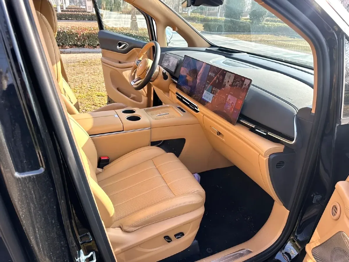 2025 Voyah Dream 1.5T 150HP L4 PHEV 41.7KWH,autocango,china used car exporter,china ev exporter,chinese used car exporter,chinese used ev exporter