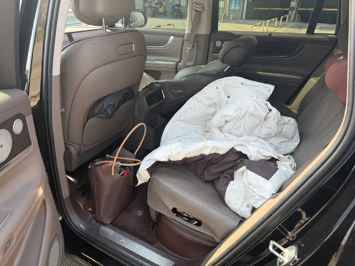 2024 AITO AITO M9 1.5T 152HP L4 REEV 42KWH,autocango,china used car exporter,china ev exporter,chinese used car exporter,chinese used ev exporter