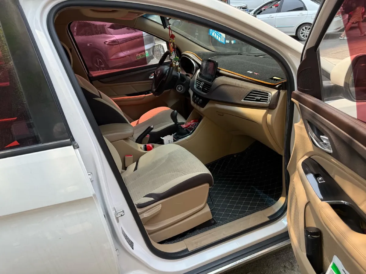 2017 BaoJun 730 1.5T 150HP L4 6MT,autocango,china used car exporter,china ev exporter,chinese used car exporter,chinese used ev exporter