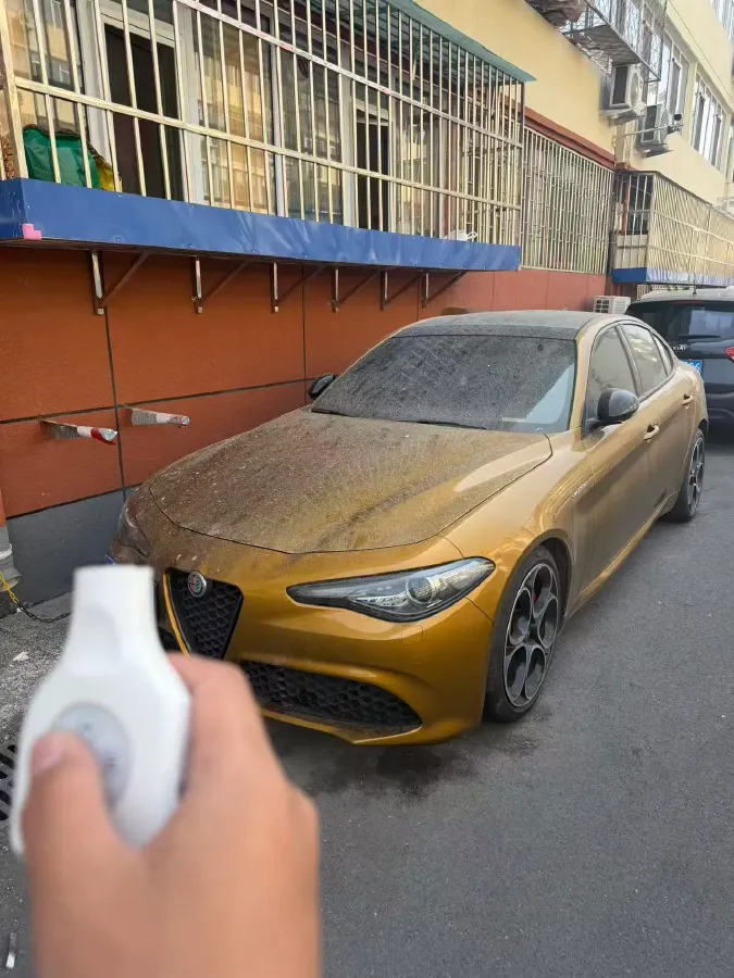 2022 Alfa Romeo Giulia 2.0T 280HP L4 8AT,autocango,china used car exporter,china ev exporter,chinese used car exporter,chinese used ev exporter