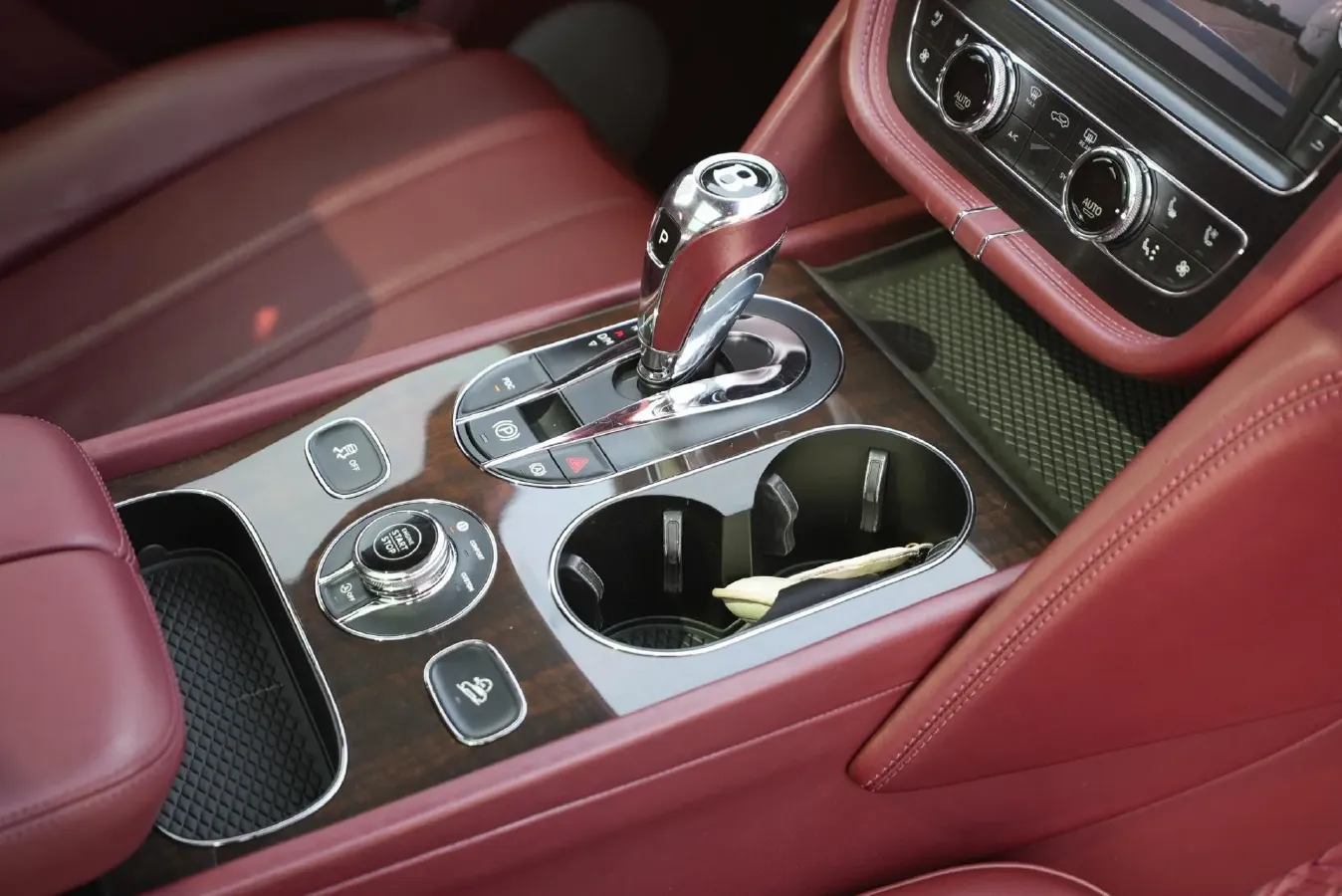 2018 Bentley Bentayga 4.0T 550HP V8 8AT,autocango,china used car exporter,china ev exporter,chinese used car exporter,chinese used ev exporter