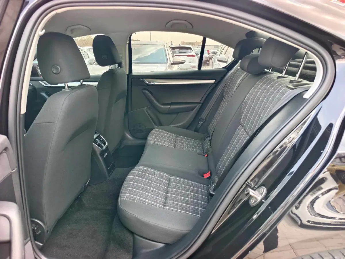 2019 Skoda Octavia 1.5L 116HP L4 6AT,autocango,china used car exporter,china ev exporter,chinese used car exporter,chinese used ev exporter