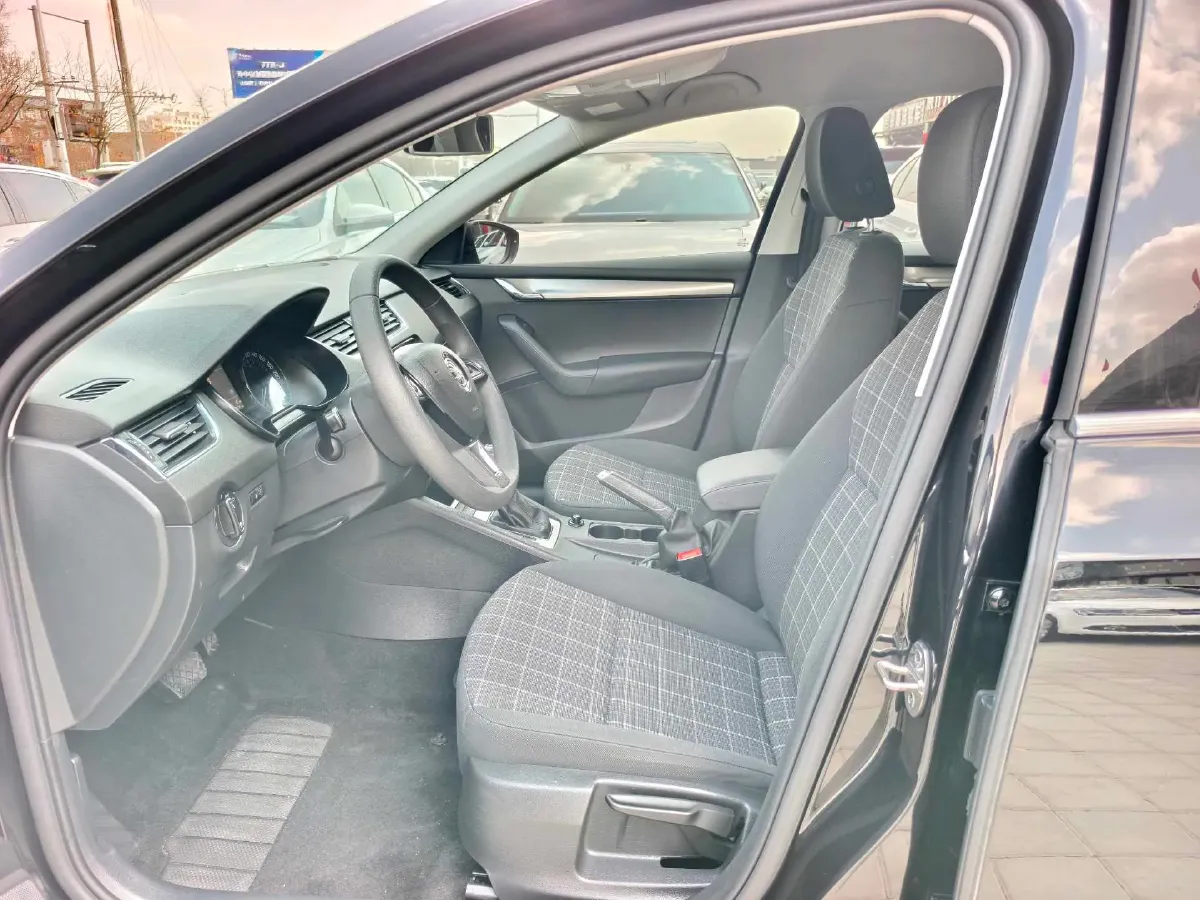 2019 Skoda Octavia 1.5L 116HP L4 6AT,autocango,china used car exporter,china ev exporter,chinese used car exporter,chinese used ev exporter