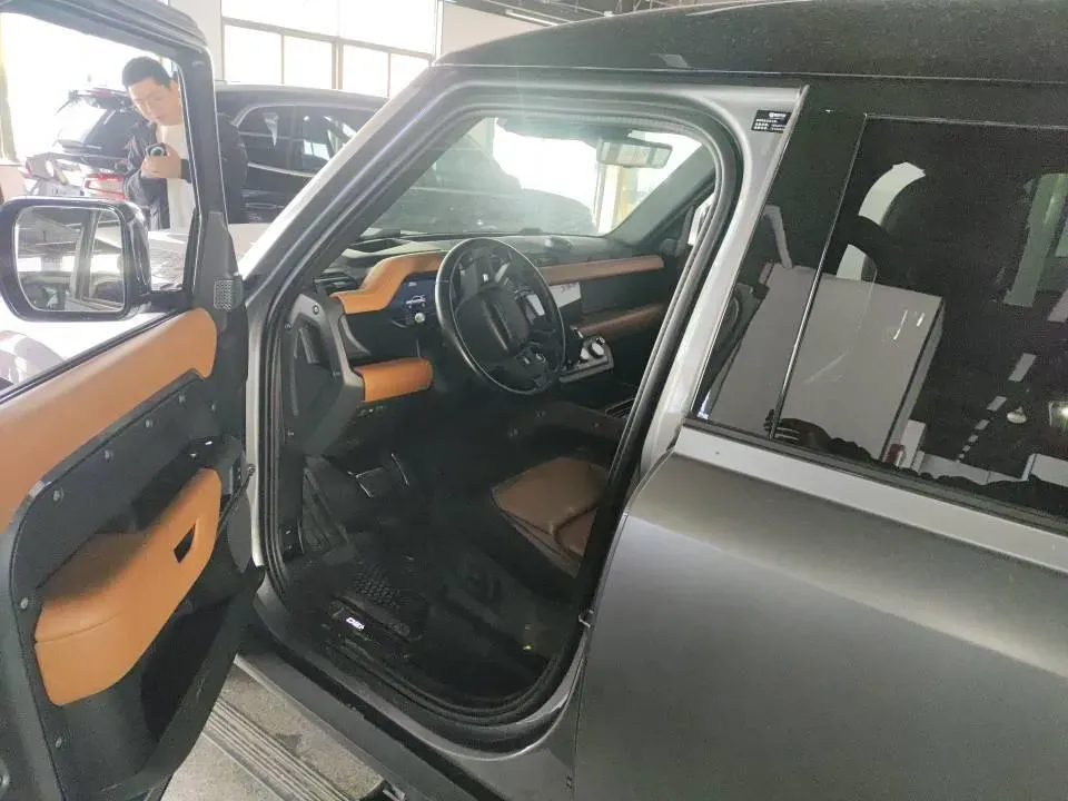 2021 Land Rover Defender 3.0T 400HP L6 8AT,autocango,china used car exporter,china ev exporter,chinese used car exporter,chinese used ev exporter