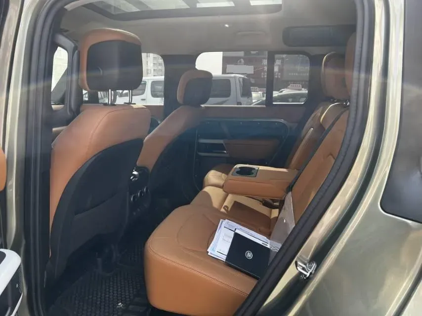 2025 Land Rover Defender 3.0T 400HP L6 8AT,autocango,china used car exporter,china ev exporter,chinese used car exporter,chinese used ev exporter