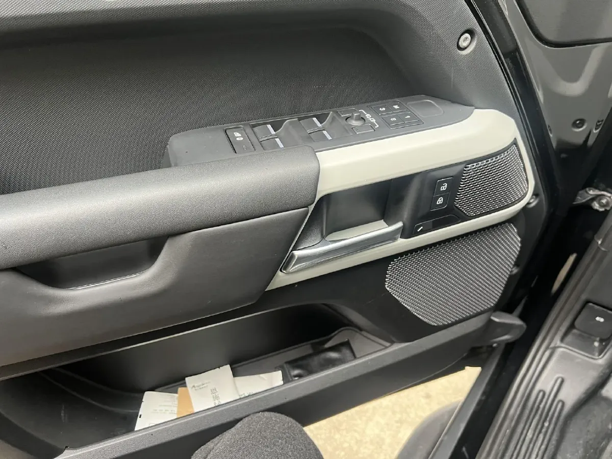 2023 Land Rover Defender 3.0T 400HP L6 8AT,autocango,china used car exporter,china ev exporter,chinese used car exporter,chinese used ev exporter