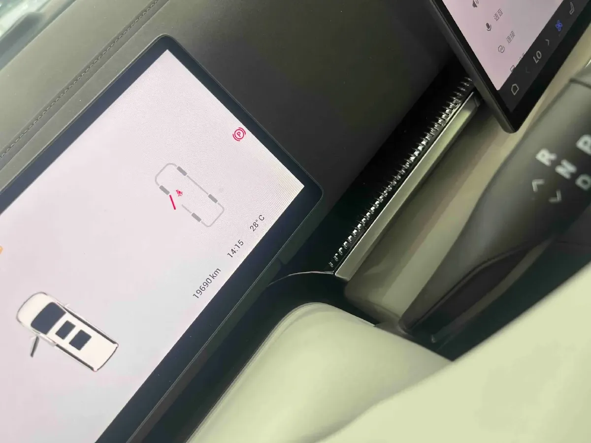 2025 Voyah Dream 1.5T 150HP L4 PHEV 41.7KWH,autocango,china used car exporter,china ev exporter,chinese used car exporter,chinese used ev exporter