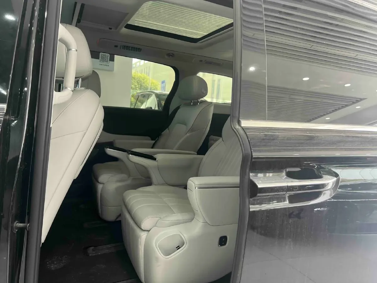 2025 Voyah Dream 1.5T 150HP L4 PHEV 41.7KWH,autocango,china used car exporter,china ev exporter,chinese used car exporter,chinese used ev exporter