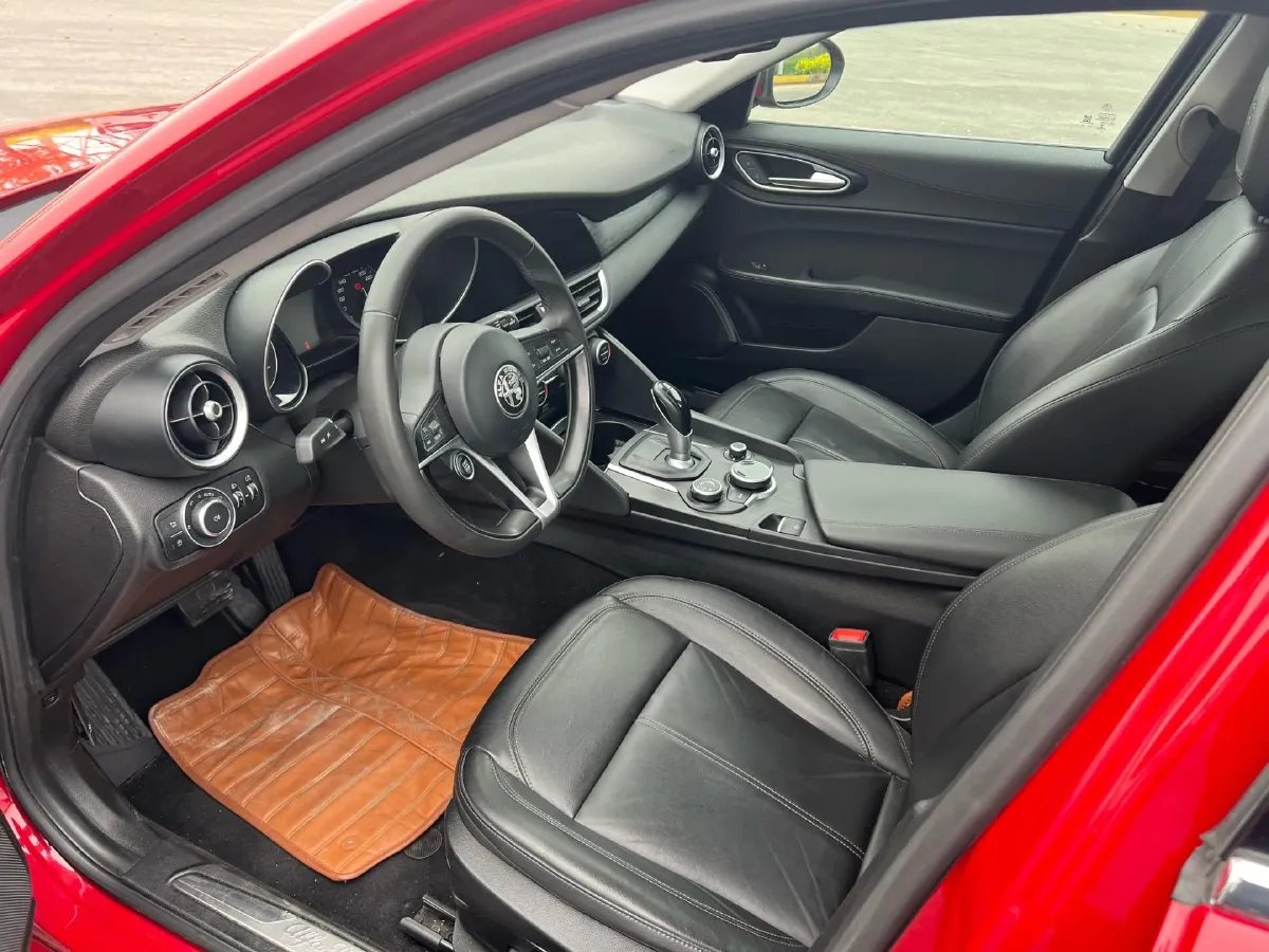 2017 Alfa Romeo Giulia 2.0T 200HP L4 8AT,autocango,china used car exporter,china ev exporter,chinese used car exporter,chinese used ev exporter