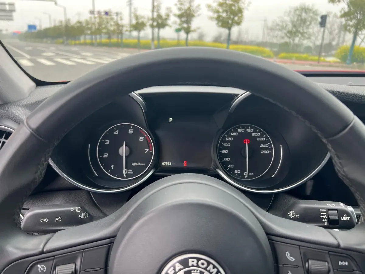 2017 Alfa Romeo Giulia 2.0T 200HP L4 8AT,autocango,china used car exporter,china ev exporter,chinese used car exporter,chinese used ev exporter