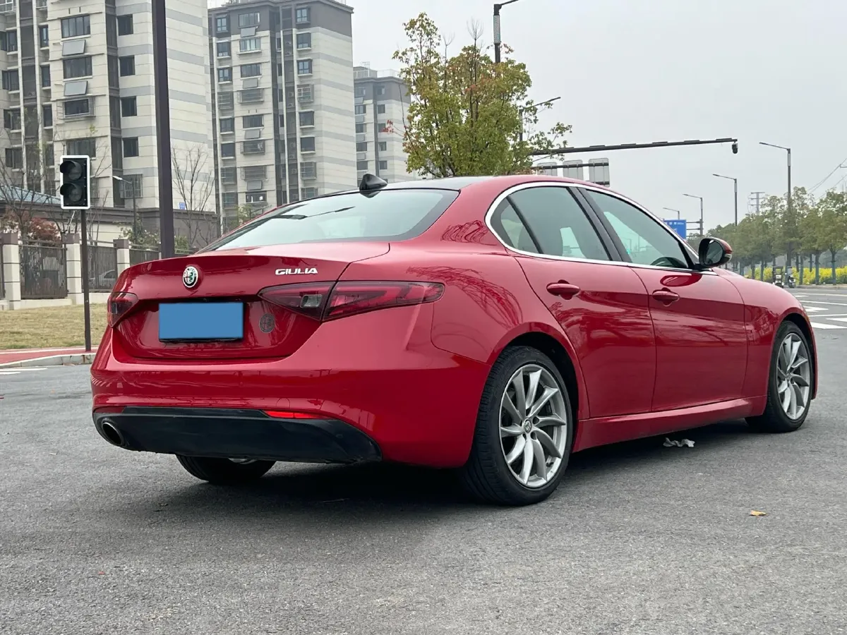 2017 Alfa Romeo Giulia 2.0T 200HP L4 8AT,autocango,china used car exporter,china ev exporter,chinese used car exporter,chinese used ev exporter