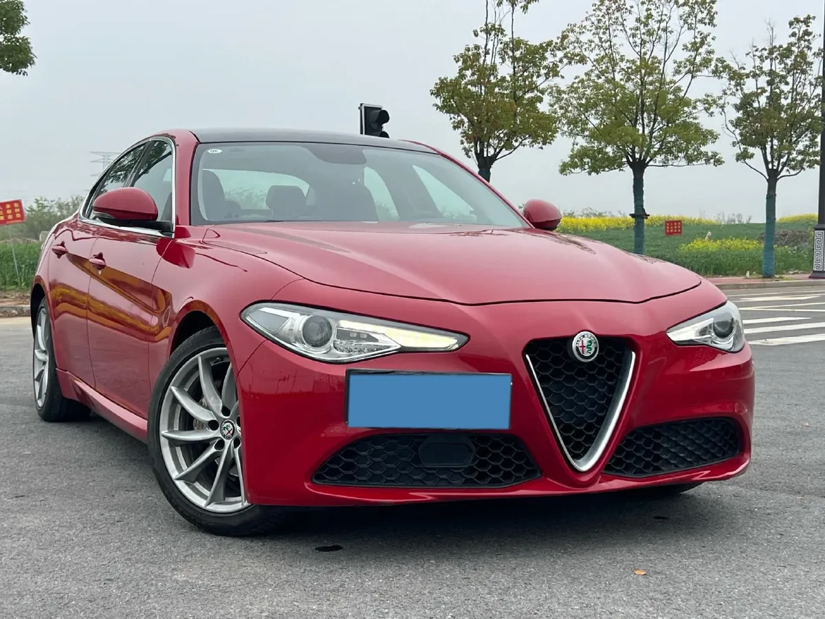 2017 Alfa Romeo Giulia 2.0T 200HP L4 8AT,autocango,china used car exporter,china ev exporter,chinese used car exporter,chinese used ev exporter