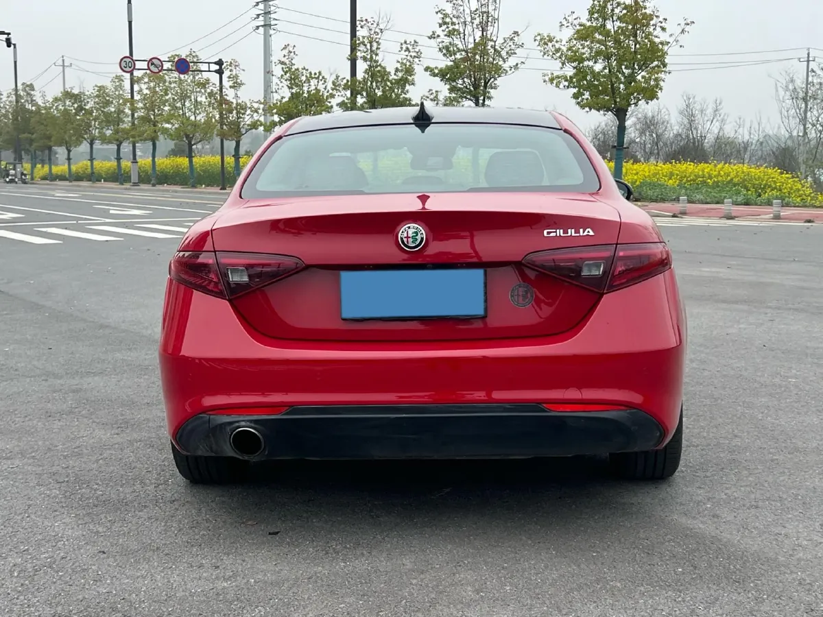 2017 Alfa Romeo Giulia 2.0T 200HP L4 8AT,autocango,china used car exporter,china ev exporter,chinese used car exporter,chinese used ev exporter