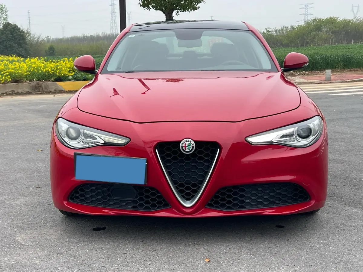 2017 Alfa Romeo Giulia 2.0T 200HP L4 8AT,autocango,china used car exporter,china ev exporter,chinese used car exporter,chinese used ev exporter