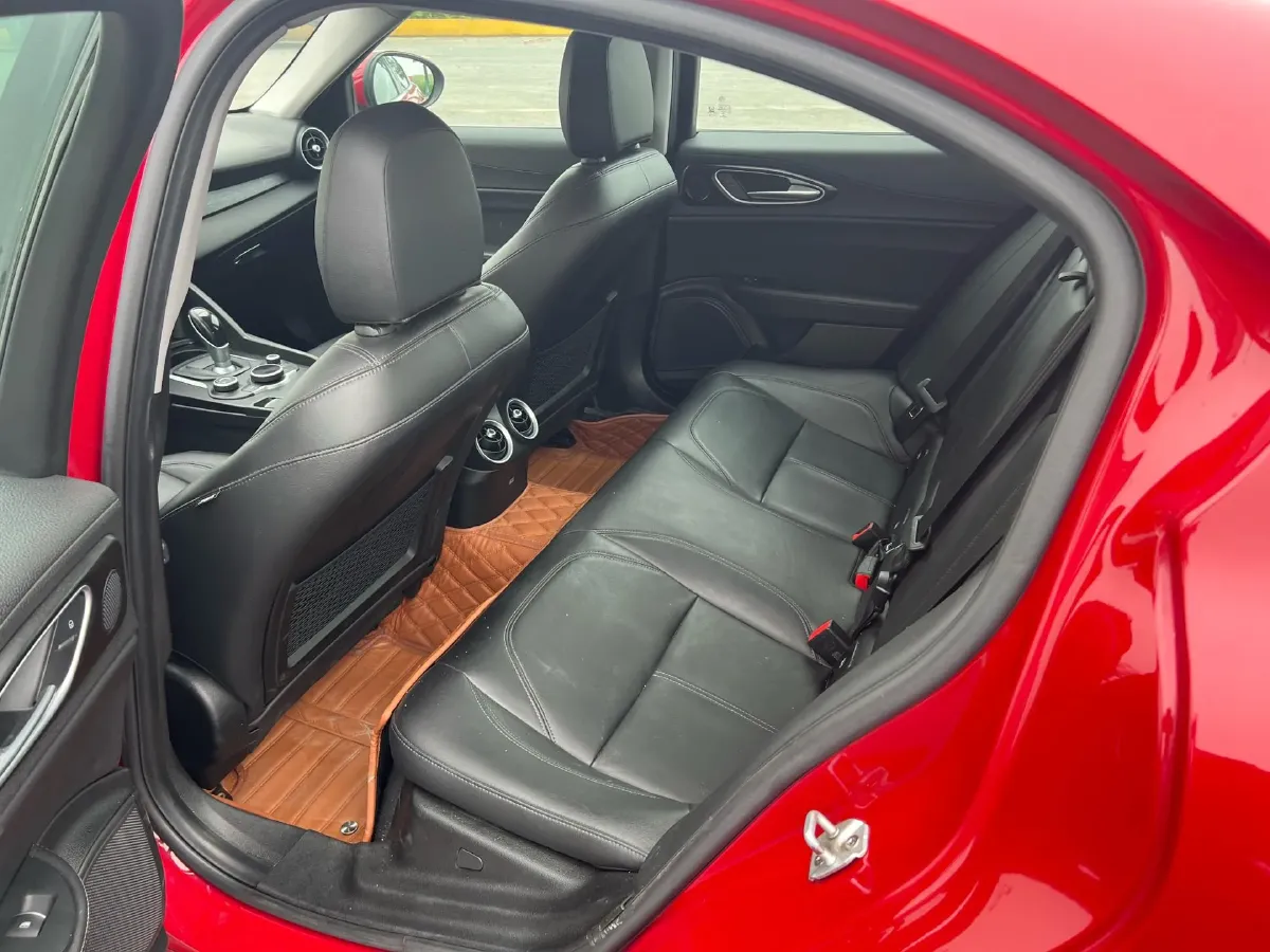 2017 Alfa Romeo Giulia 2.0T 200HP L4 8AT,autocango,china used car exporter,china ev exporter,chinese used car exporter,chinese used ev exporter