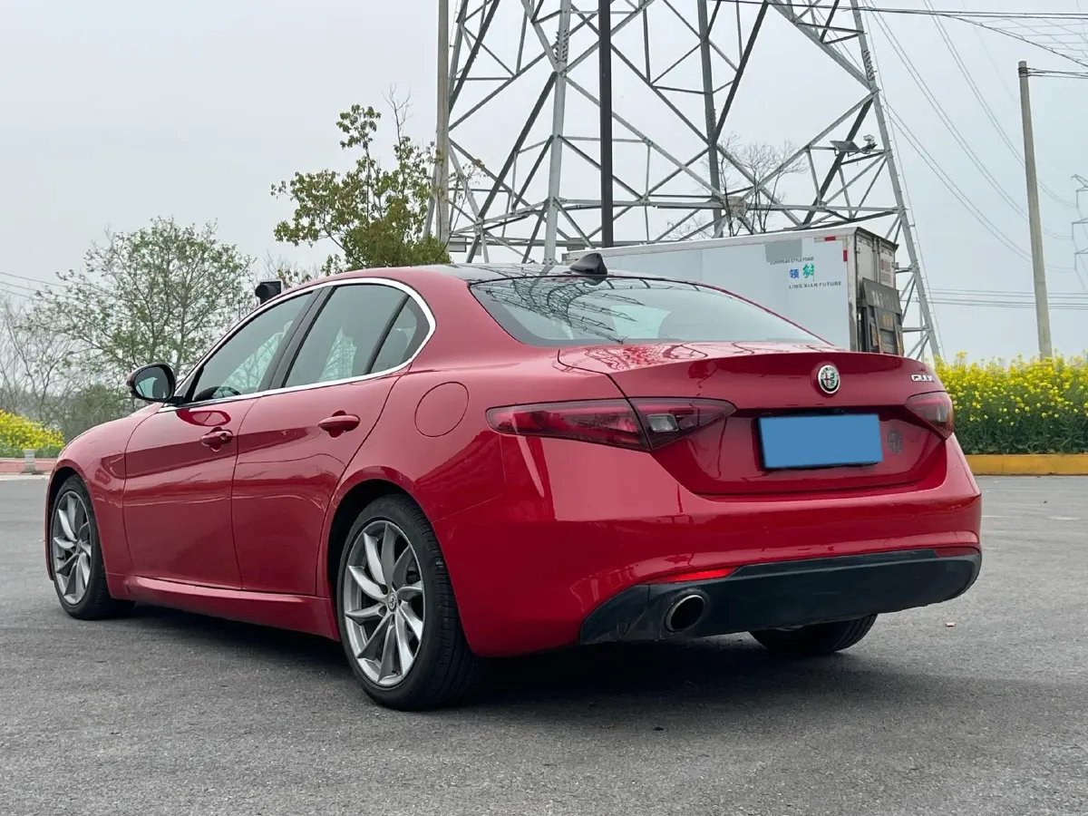 2017 Alfa Romeo Giulia 2.0T 200HP L4 8AT,autocango,china used car exporter,china ev exporter,chinese used car exporter,chinese used ev exporter