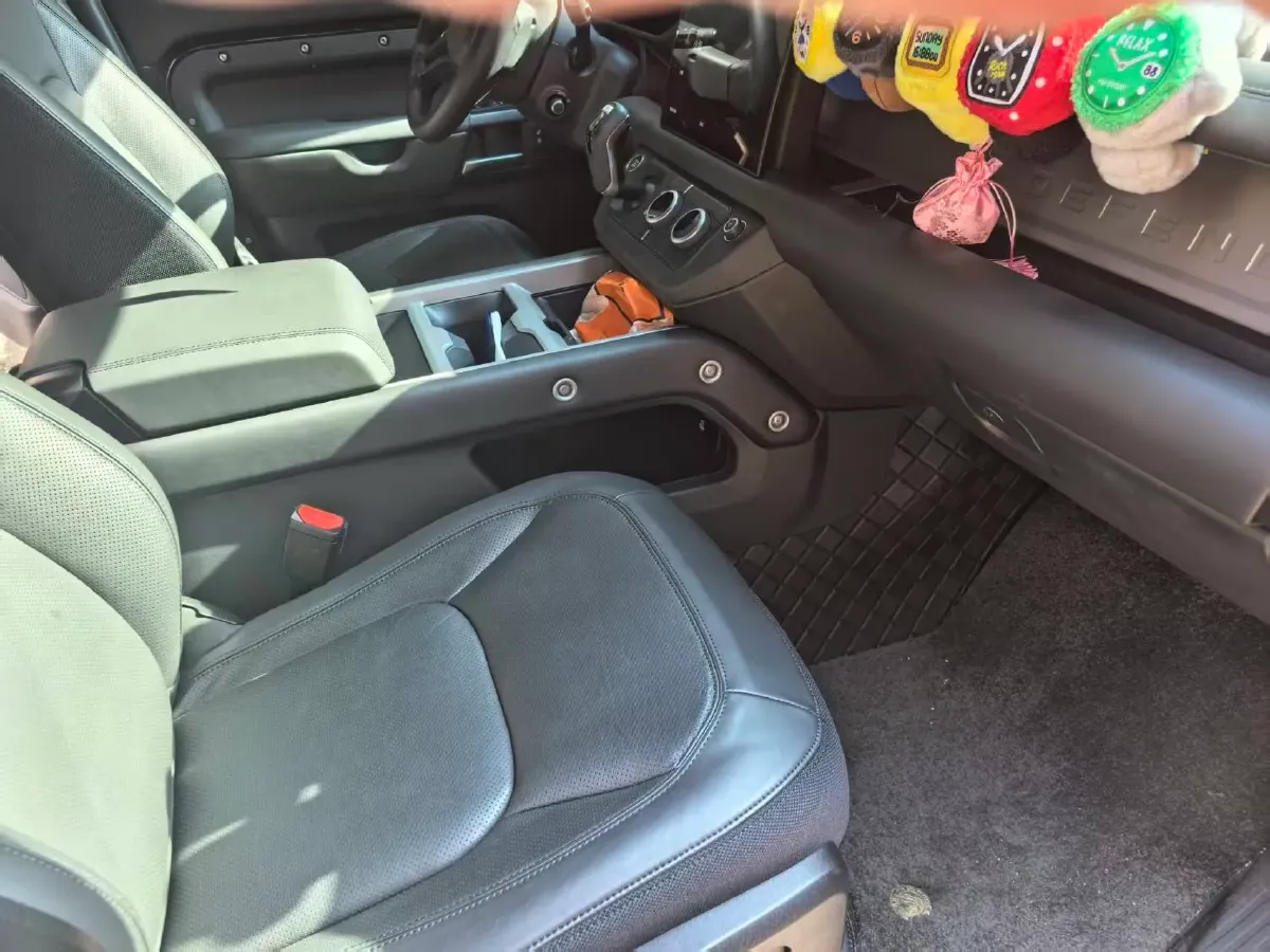 2024 Land Rover Defender 3.0T 400HP L6 8AT,autocango,china used car exporter,china ev exporter,chinese used car exporter,chinese used ev exporter