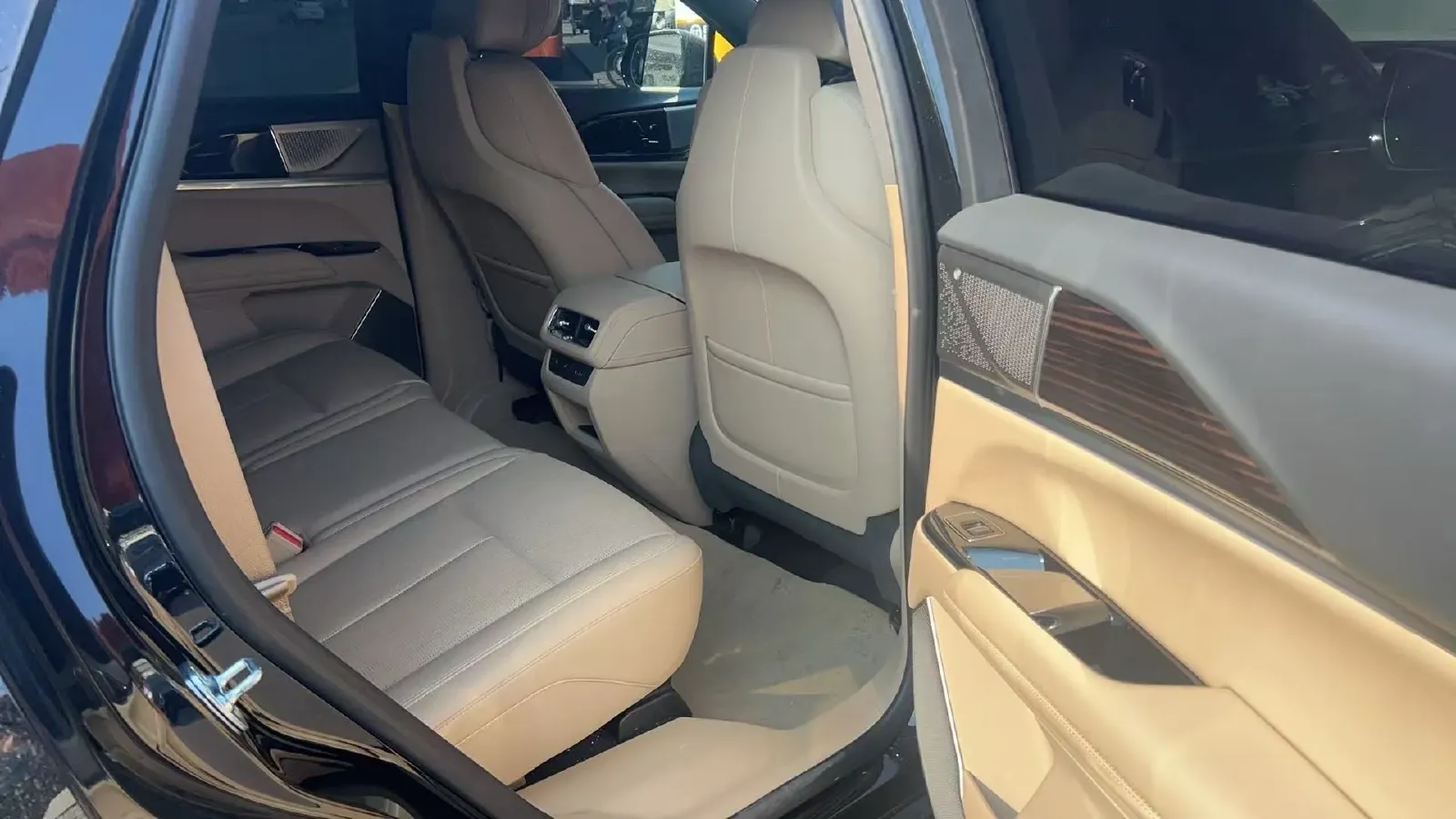 2025 Cadillac XT5 2.0T 237HP L4 9AT,autocango,china used car exporter,china ev exporter,chinese used car exporter,chinese used ev exporter