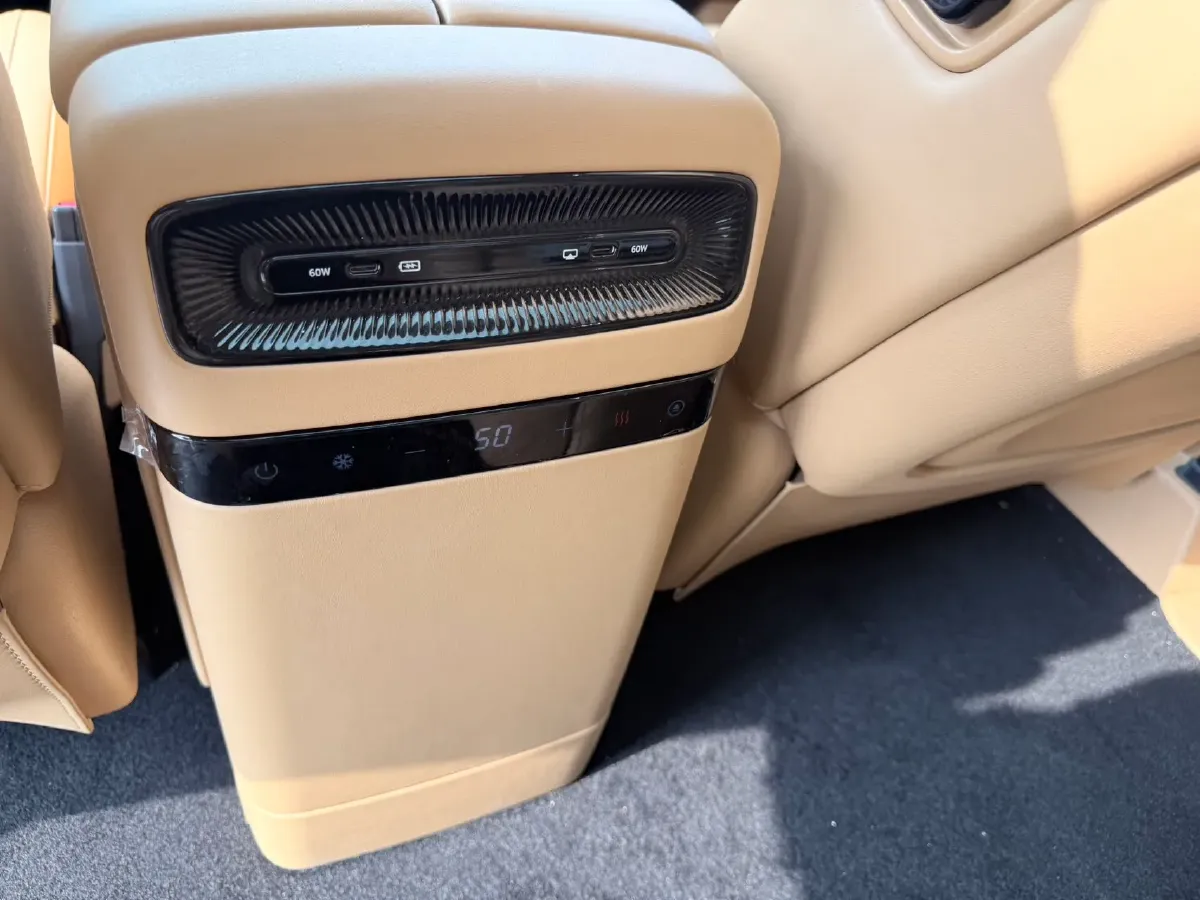 2025 Voyah Dream 1.5T 150HP L4 PHEV 41.7KWH,autocango,china used car exporter,china ev exporter,chinese used car exporter,chinese used ev exporter